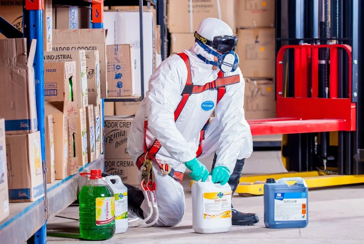 První pomoc při zasažení chemikáliemi na pracovišti