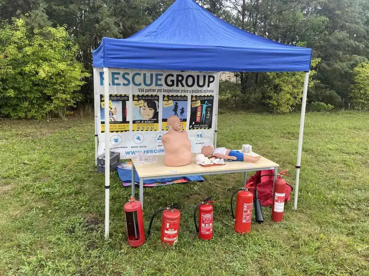 Stánek s vybavením pro školení první pomoci od společnosti Rescue Group